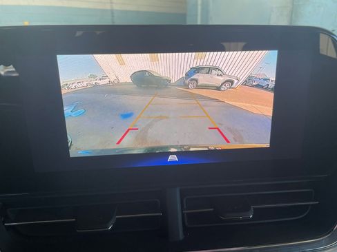 Used 2025 Chevrolet Trax LT image 17