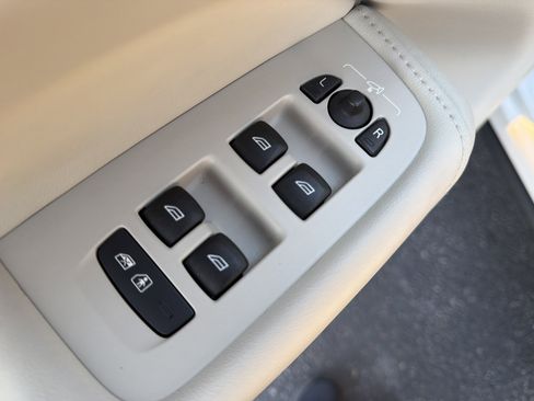 Certified 2023 Volvo XC60 B5 Plus w/ Protection Package Premier image 3