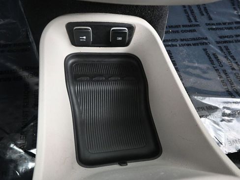 Used 2018 Chrysler Pacifica Touring-L Plus w/ Tire & Wheel Group image 43