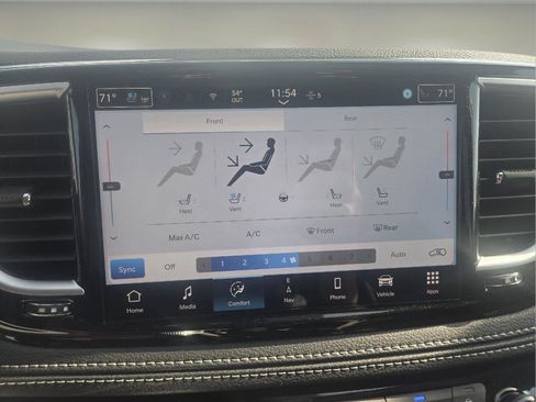 Used 2024 Chrysler Pacifica Limited w/ Uconnect Theater Family Group image 16