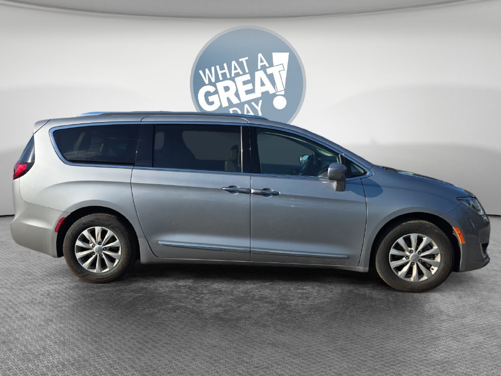 Used 2019 Chrysler Pacifica Touring-L FWD image 2