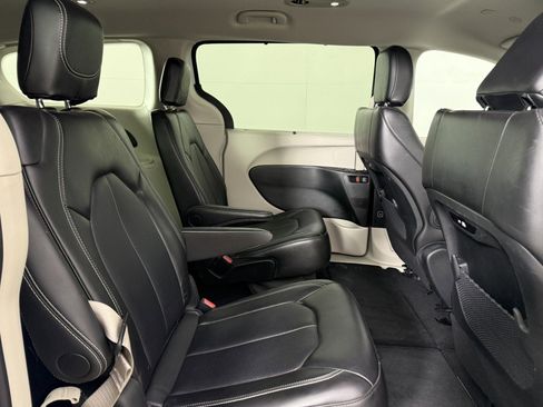 Used 2024 Chrysler Pacifica Touring-L FWD image 13