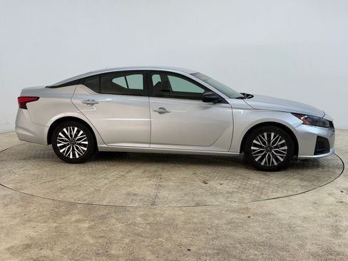 Used 2025 Nissan Altima 2.5 SV FWD image 8