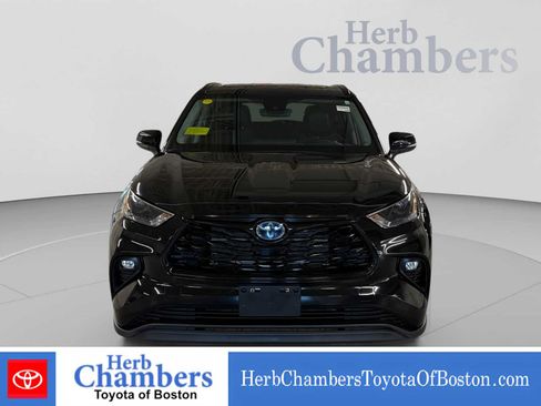 Used 2024 Toyota Highlander XLE AWD/4WD image 2