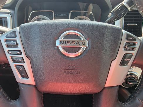 Used 2018 Nissan Titan SV w/ SV Convenience Package AWD/4WD image 6