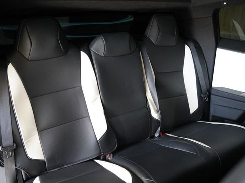 Used 2024 Tesla Cybertruck AWD Crew Cab image 31