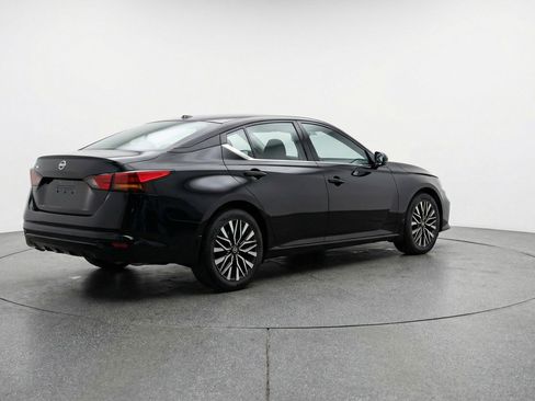Used 2025 Nissan Altima 2.5 SV FWD image 9
