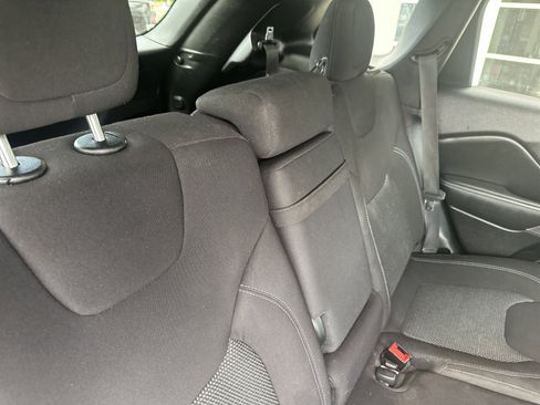 Used 2019 Jeep Cherokee Latitude w/ Cold Weather Group FWD image 27