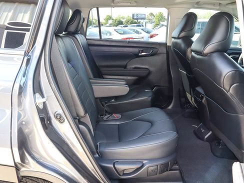 Used 2022 Toyota Highlander XLE image 29