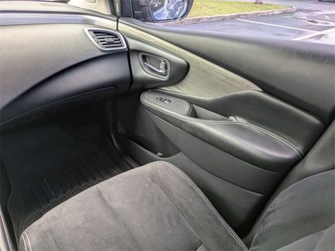 Used 2018 Nissan Murano SV w/ Premium Package image 17