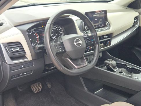 Certified 2025 Nissan Rogue SV FWD image 10