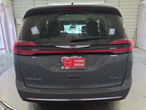Used 2023 Chrysler Pacifica Touring-L FWD image 8