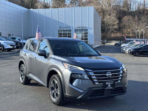 Used 2025 Nissan Rogue SV image 1