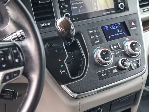 Used 2019 Toyota Sienna XLE image 22