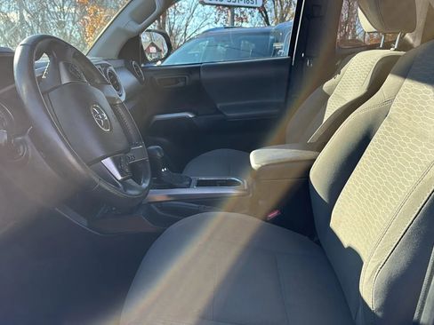 Used 2017 Toyota Tacoma 4x4 Access Cab image 10