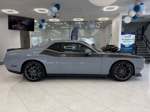 Used 2022 Dodge Challenger R/T w/ T/A Package image 5