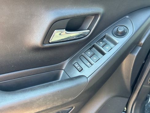 Used 2019 Chevrolet Trax LT w/ LT Convenience Package FWD image 19