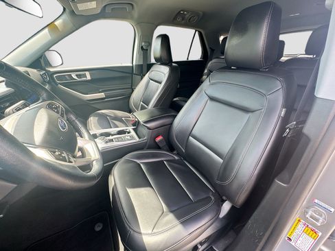 Used 2023 Ford Explorer XLT w/ Equipment Group 202A AWD/4WD image 22