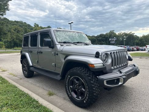 Used 2018 Jeep Wrangler Unlimited Sahara w/ LED Lighting Group AWD/4WD image 3