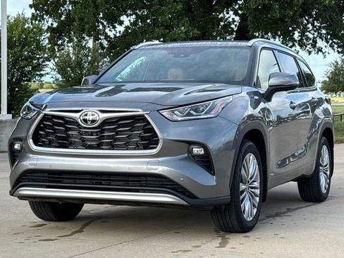 New 2026 Toyota Highlander Platinum AWD/4WD image 3