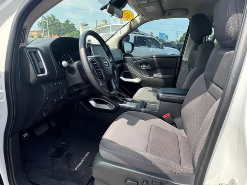 Used 2025 Nissan Frontier SV w/ Tow Package RWD image 9