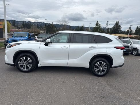 Used 2023 Toyota Highlander XLE image 4