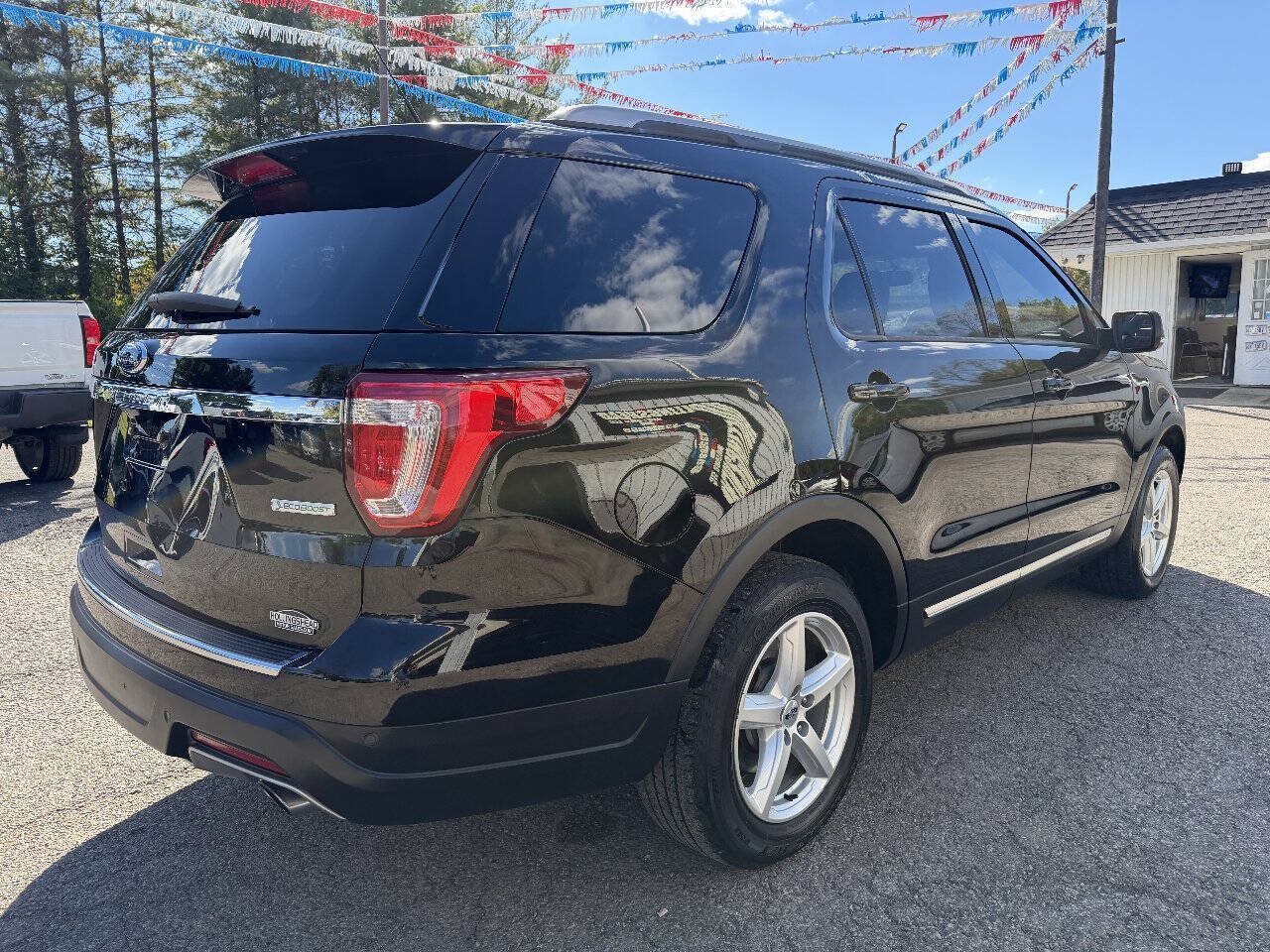 Used 2018 Ford Explorer XLT w/ Equipment Group 202A FWD image 5