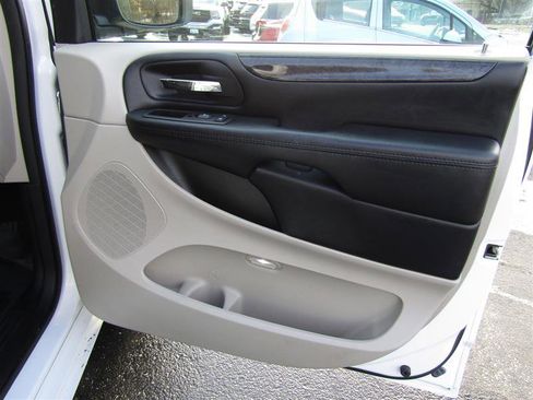 Used 2019 Dodge Grand Caravan SE w/ UConnect Hands-Free Group image 24