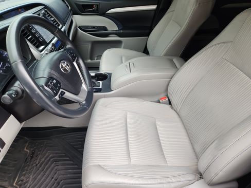 Used 2017 Toyota Highlander Plus FWD image 15