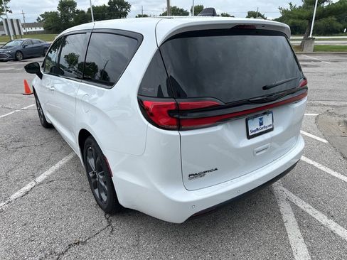 New 2026 Chrysler Pacifica Select image 23