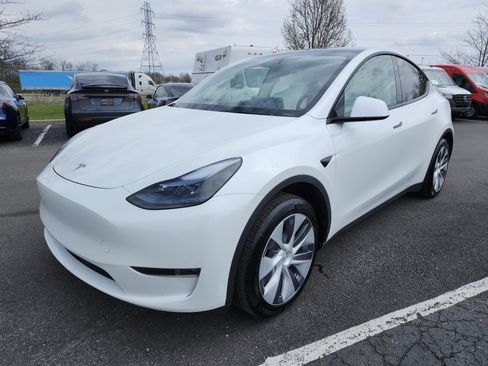 Used 2024 Tesla Model Y Long Range image 12