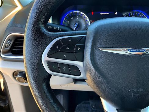 Used 2021 Chrysler Pacifica Touring image 21