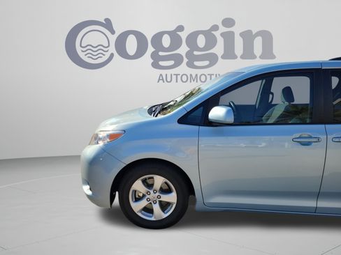 Used 2017 Toyota Sienna LE FWD image 30