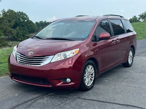 Used 2015 Toyota Sienna XLE Premium FWD image 2