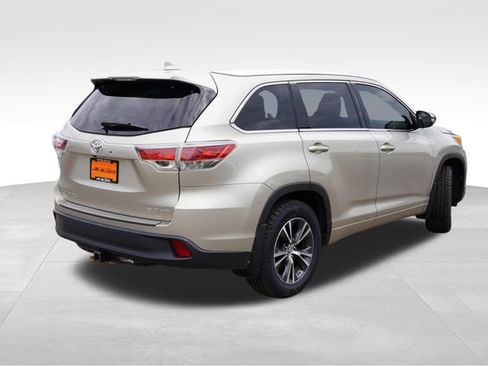 Used 2016 Toyota Highlander XLE AWD/4WD image 3