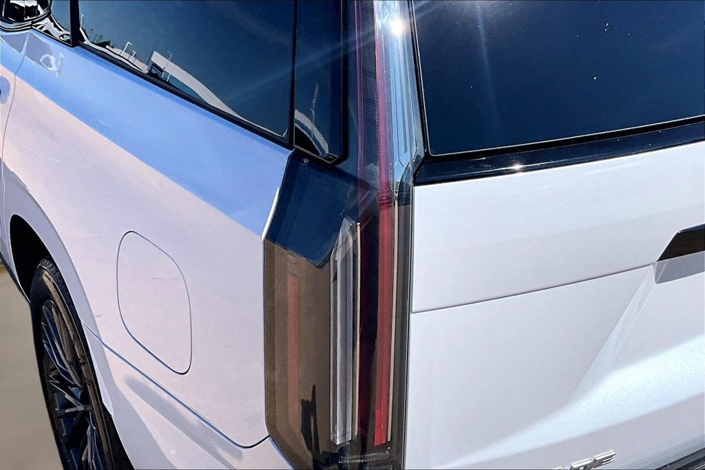 Used 2026 Cadillac Escalade Platinum Sport w/ LPO, Floor Liner Package AWD/4WD image 33