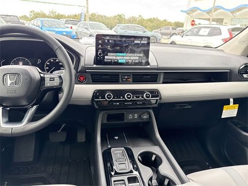 New 2025 Honda Pilot Touring image 25