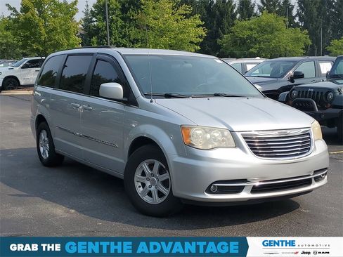 Used 2011 Chrysler Town & Country Touring image 26