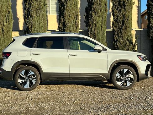 New 2026 Volkswagen Taos SE image 3