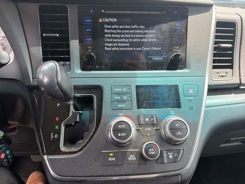 Used 2015 Toyota Sienna SE FWD image 7