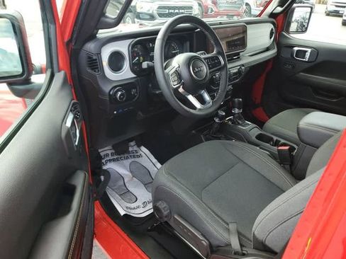 Used 2025 Jeep Wrangler Unlimited Sahara w/ Safety Group AWD/4WD image 12
