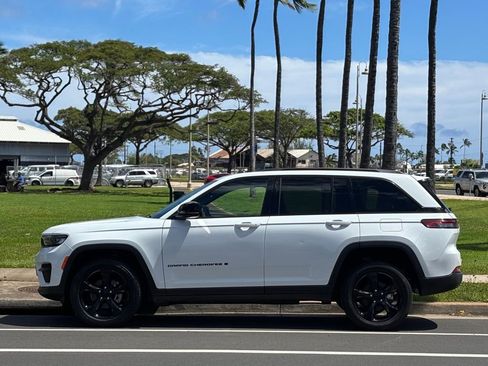 Used 2022 Jeep Grand Cherokee Altitude RWD image 2