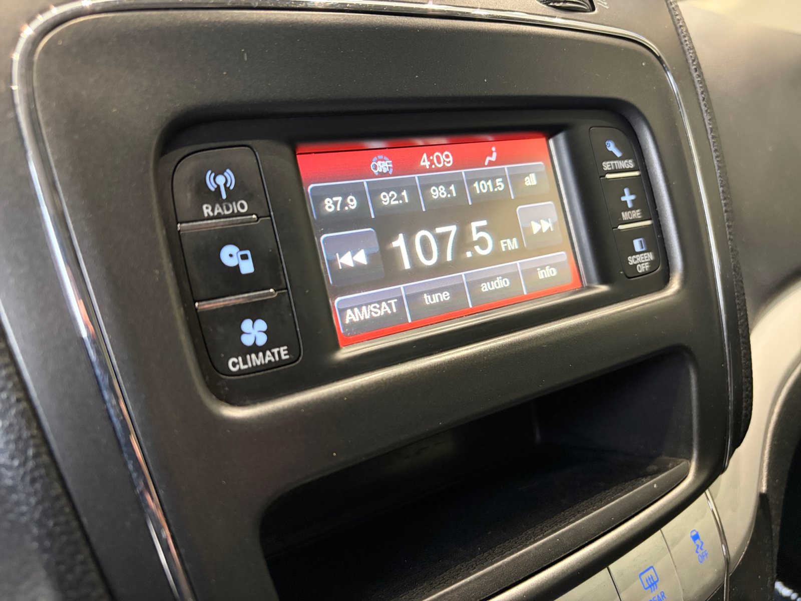 Used 2018 Dodge Journey SE w/ Connectivity Group FWD image 16