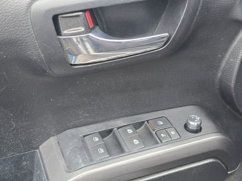 Used 2017 Toyota Tacoma TRD Sport image 35