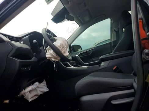 Used 2020 Toyota RAV4 LE FWD image 7