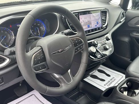 Used 2025 Chrysler Pacifica Select FWD image 20