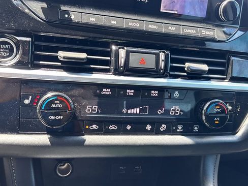 Used 2022 Nissan Pathfinder SL FWD image 33