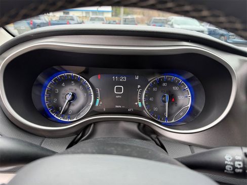 Used 2023 Chrysler Pacifica Touring-L image 16