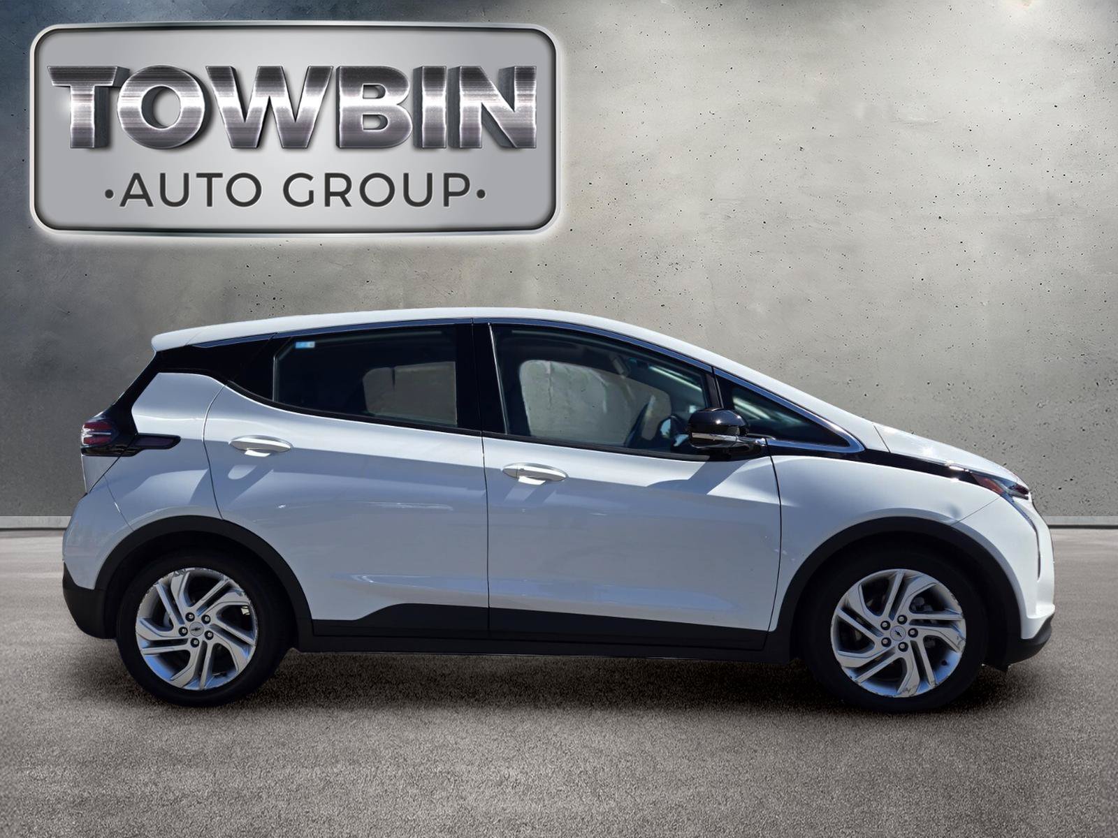 Used 2023 Chevrolet Bolt LT w/ Driver Confidence Package FWD image 3