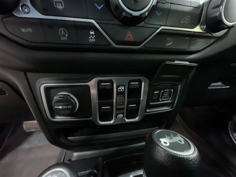 Used 2018 Jeep Wrangler Unlimited Sahara AWD/4WD image 15